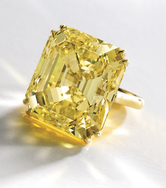Самый дорогой желтый. Graff Yellow Diamond Ring. Желтый Алмаз. Кольцо с желтым бриллиантом.